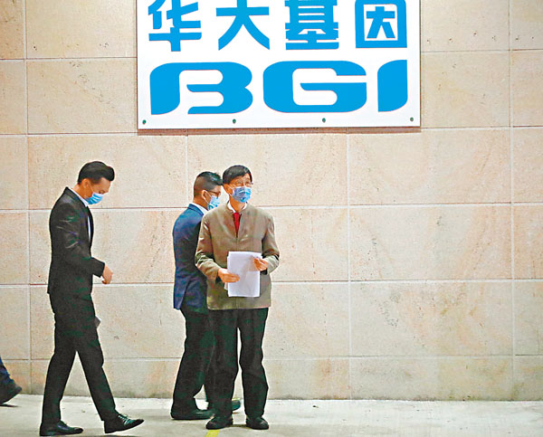 ● 袁國勇（右）等到大埔華大基因辦事處調查30宗「初步確診」一事。 香港文匯報記者 攝