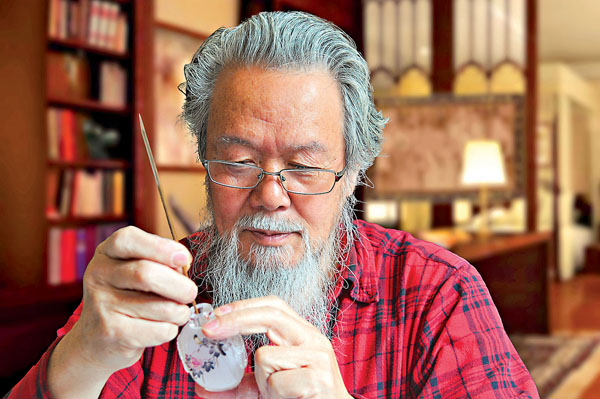 ● 張廣慶在繪製內畫。受訪者供圖
