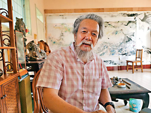 ● 中國工藝美術大師、國家級非物質文化遺產「魯派內畫」傳承人張廣慶。香港文匯報記者殷江宏  攝