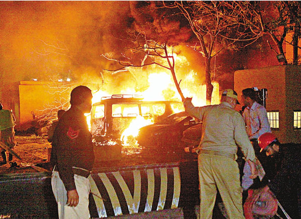 ● 爆炸波及附近停車場，造成多人死傷。 美聯社