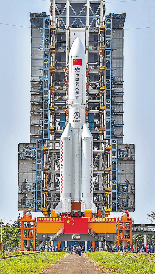 ●中國太空站天和核心艙與長征五號B遙二運載火箭組合體已轉運至發射區。 中新社