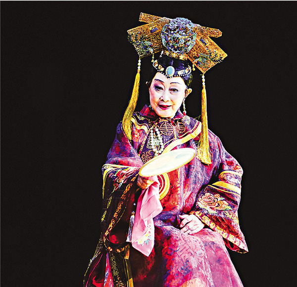 ●盧燕老師飾演的慈禧舉手投足都是戲。 王可達 攝