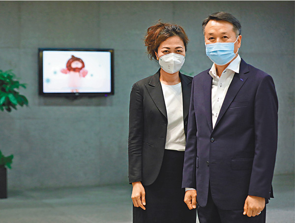 ●覃光旻（左）及區展秋負責指定檢疫酒店的感染控制措施和處理違規情況。 香港文匯報記者  攝