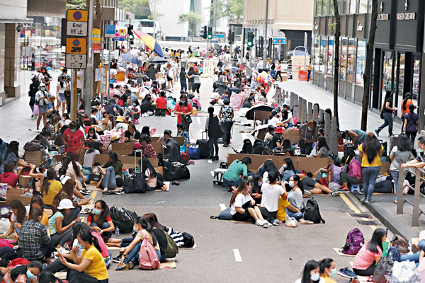 周日多個外傭聚集地塞爆,多人未遵守防疫規定除罩四處活動。 香港文匯報記者 攝