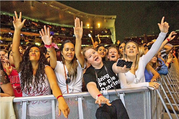 ● 觀眾無須遵守防疫措施，齊齊歡呼。 美聯社