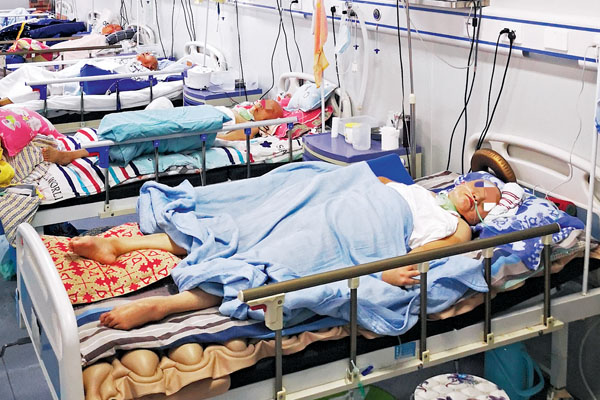 延生託養中心裏，植物人的雙手和雙腳都已經變形。相久大說，有的患者還會身體向後背蜷縮，直至死亡，極其痛苦。香港文匯報記者趙一存 攝