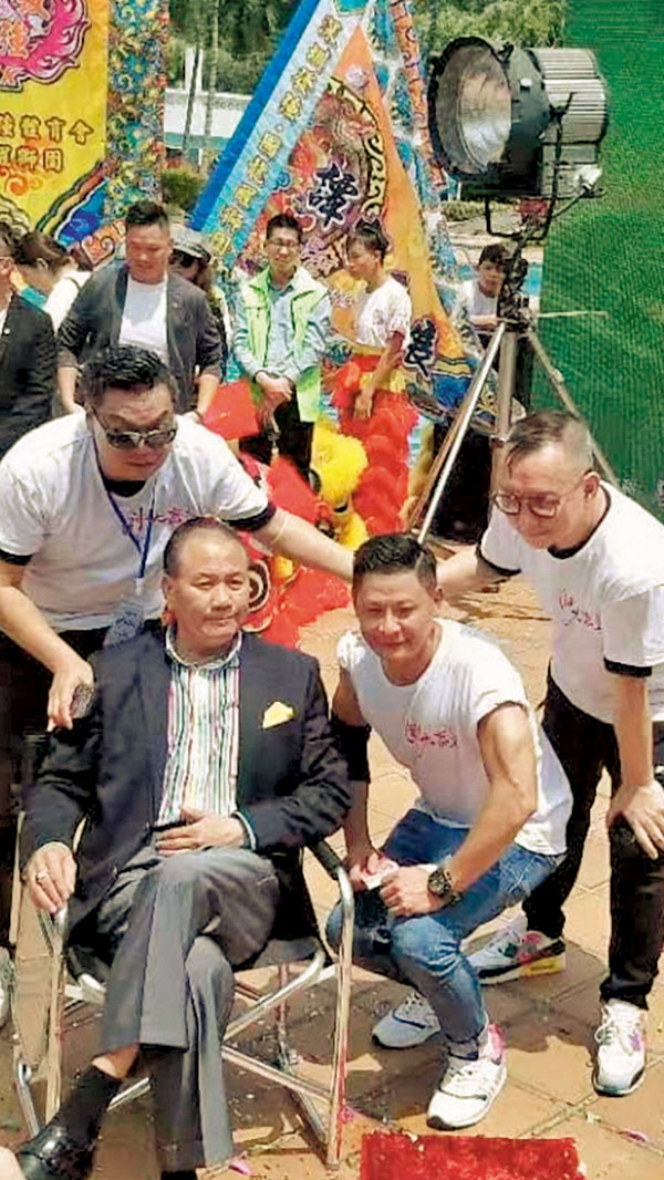 ●林敬剛(右二)成為萬梓良(左二)的第三個入門徒弟。