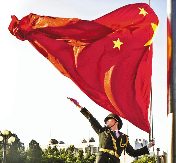 ●在2020年畢業禮上親手升起五星紅旗是黃爾諾一生難忘的光榮。