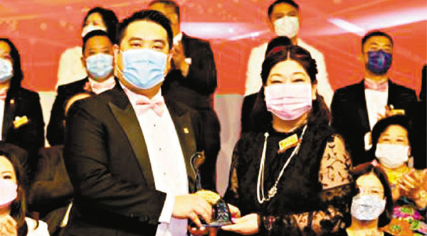 ●陳承邦（左）從楊素梅（右）手中接過代表仁愛堂權力象徵的印信。