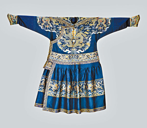 ●康熙御用石青實地紗片金邊單朝衣。國博供圖