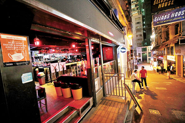 ●在「疫苗氣泡」下，酒吧業復業，傳統酒吧集中地，中環蘭桂坊客人仍少。 香港文匯報記者  攝