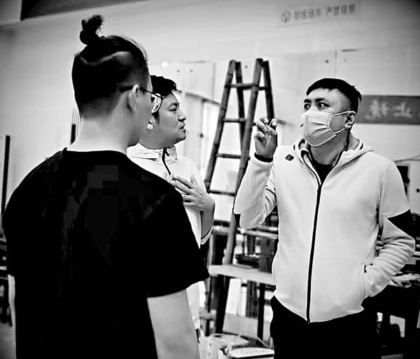 ●《德齡與慈禧》復排導演李任（右）在主持排練。