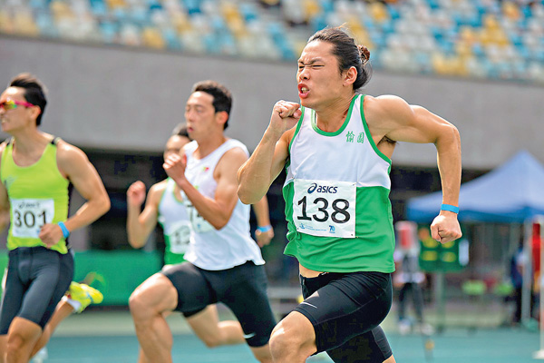 ●石錦程（右）力壓對手在男子100米決賽稱王。 田總圖片
