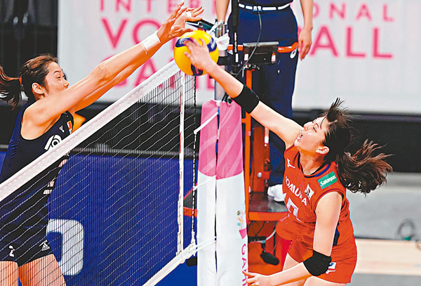 ●朱婷（左）成功攔死日本隊的扣球。 路透社