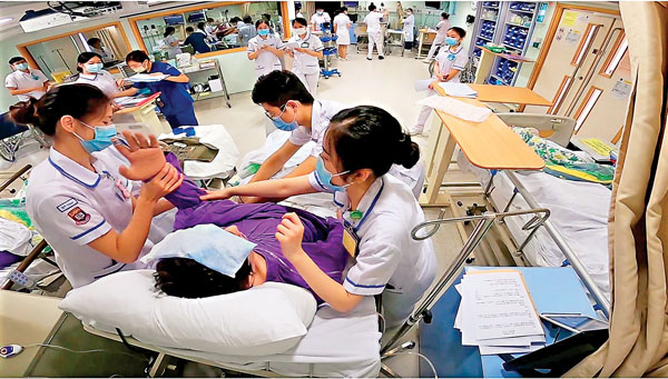 李樹芬醫學基金護理臨床技能及模擬培訓中心模擬真實病房環境，訓練學生的應變能力。 港大供圖