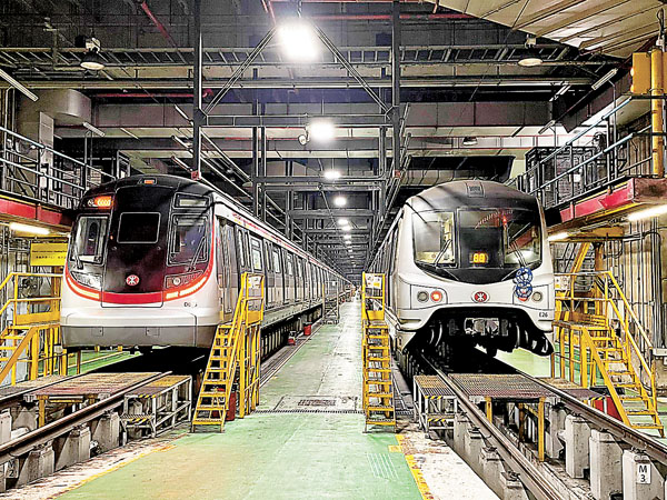 ●兩部列車已分別安裝車軸溫度感應系統和智能列車及軌道動態性能監察系統。 香港文匯報記者 攝