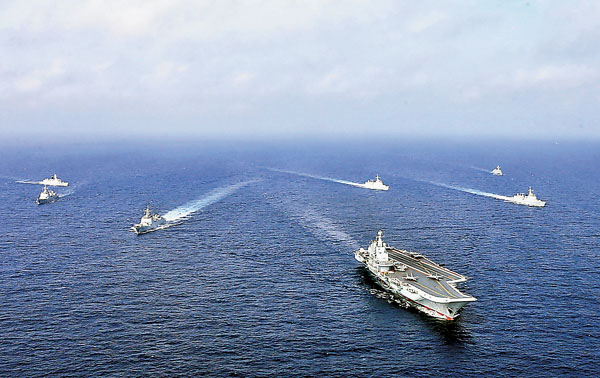 ●國防部新聞發言人稱，訓練旨在檢驗武器裝備性能，提升部隊履行使命任務的能力水平。圖為早前遼寧艦航母編隊在東海某海域組織對空、對潛作戰等科目訓練。 資料圖片