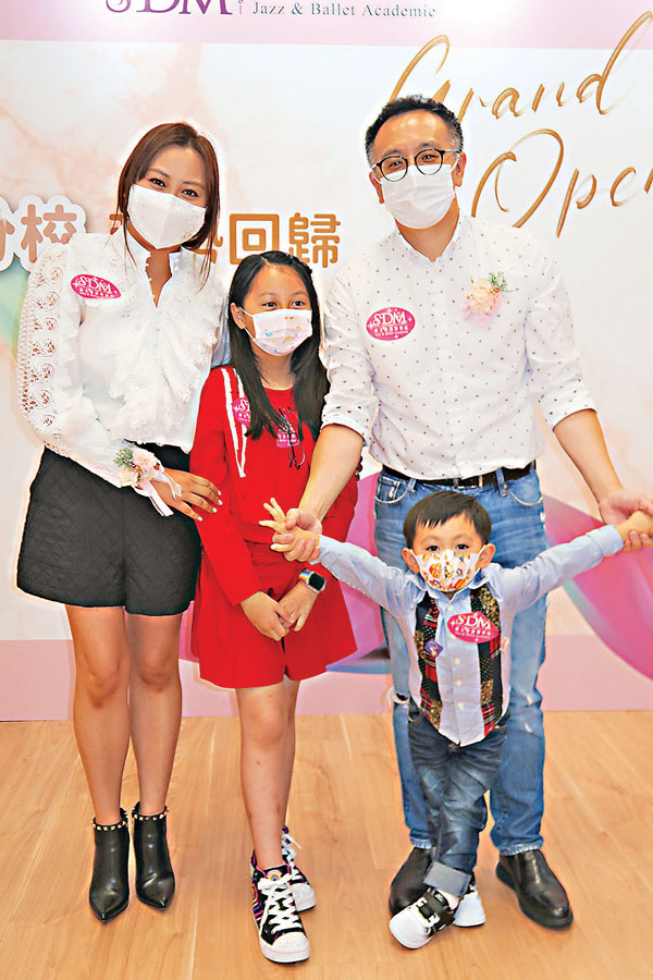 ● 汪琳一家四口出席舞蹈學院開幕禮。 