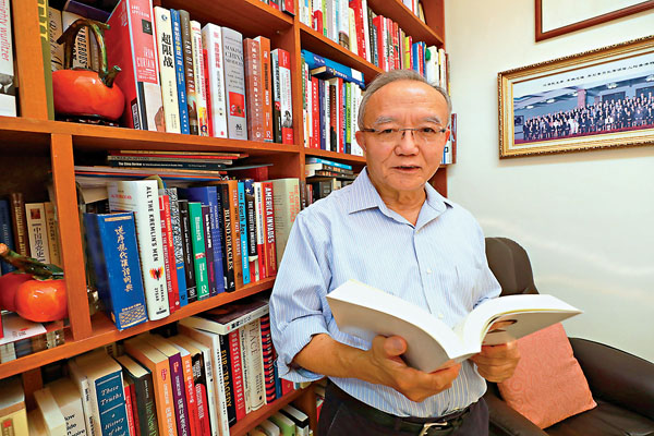 ●劉兆佳接受香港文匯報專訪時指出，香港的選舉制度要達到「一國兩制」的核心目標。香港文匯報記者  攝