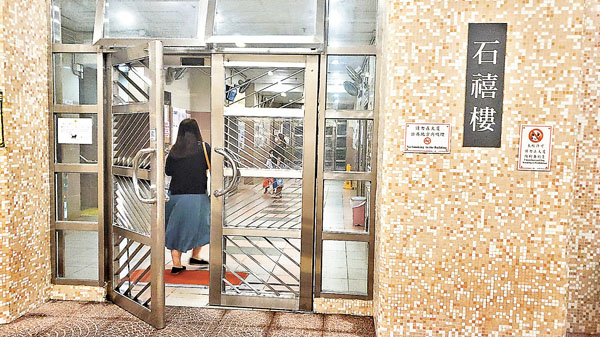 ●公屋鐵閘鎖漏洞問題再引起關注。 香港文匯報記者 攝
