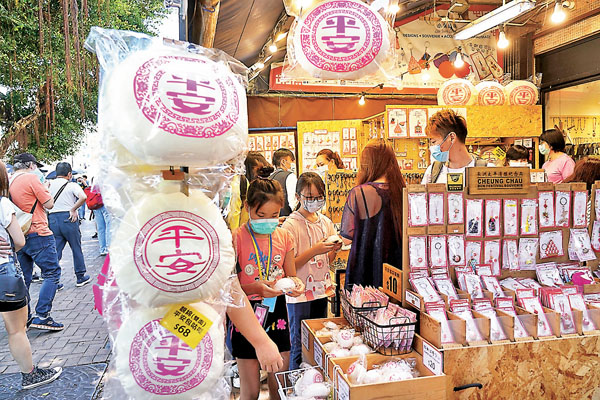 ●長洲間間商店都有以「包山」為主題的小玩意販賣。 中新社