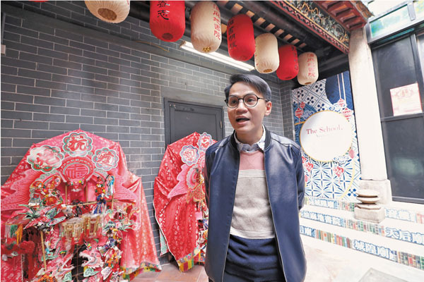 ●鄧家宙站在花炮前面講述天后誕的風俗。 香港文匯報記者  攝