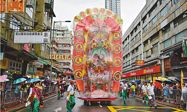 ●「花炮」文化可能逐漸消逝，圖為2018年花炮巡遊。 資料圖片