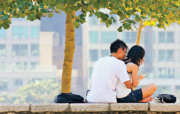 ● 香港青少年對於結婚和生育的意願正不斷下降。 資料圖片