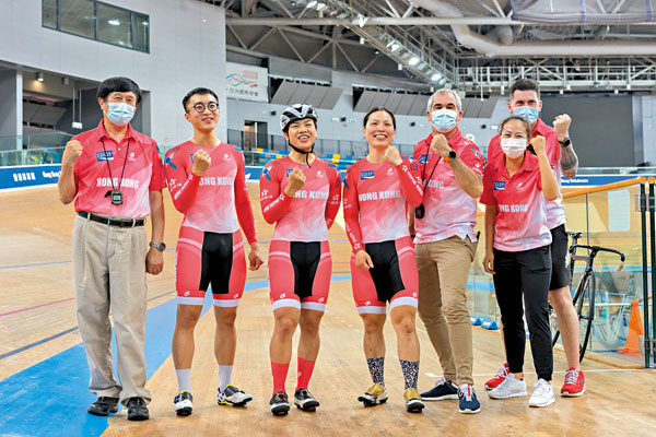 ●港隊總教練沈金康（左）指中、長距離車手正於內地備戰全運會未有回港。  中國香港單車總會圖片