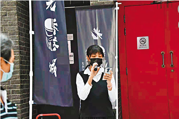 ● 2月6日，「光城者」成員郭文希在旺角擺街站。 香港文匯報記者  攝