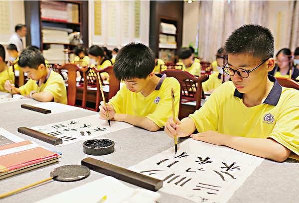 ●廣州祈福英語實驗學校港澳學生上書法課。香港文匯報記者胡若璋  攝