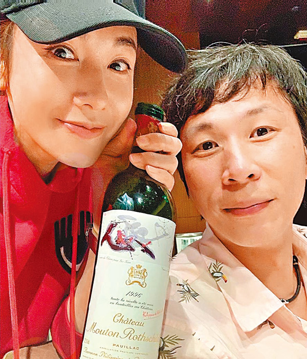 ●李施嬅跟《金宵》監製葉鎮輝歎紅酒。