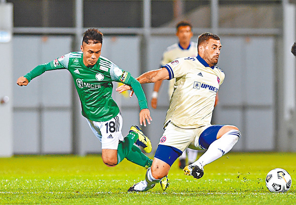 ●東方（淺色球衣）對愉園一役晚上進行，避開烈日下作賽。 資料圖片