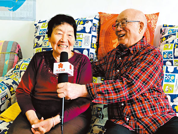 ●遲和齋替記者採訪叢培蘭。 香港文匯報記者丁春麗  攝