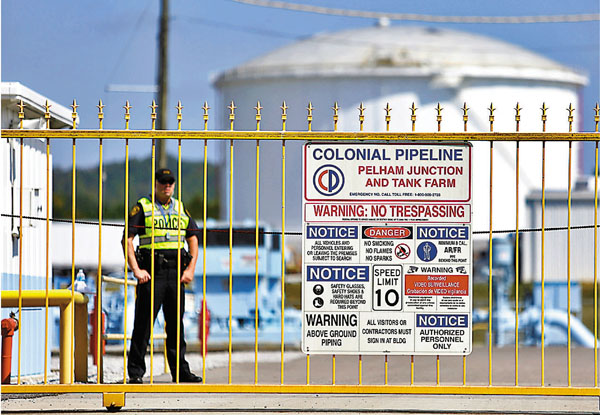 ●警員在「殖民管道」的油庫外戒備。 彭博社