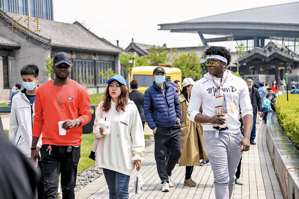 ●圖為遊人參觀瀋陽K11雕塑公園。