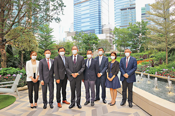 ●信和置業副主席黃永光(左四)表示，好開心同事為凱滙投入好多心機。記者梁悅琴 攝