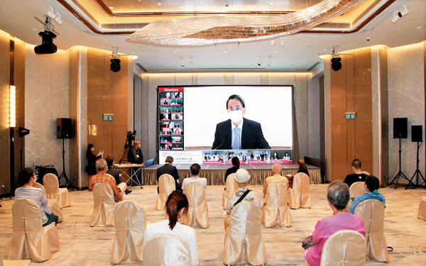 ●長和系發言人指，透過視像開會，股東可看到李澤鉅的面貌神情。