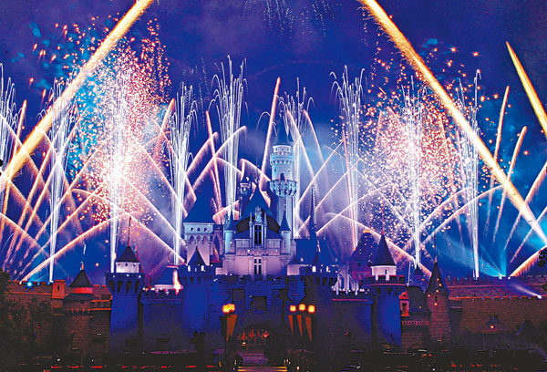 ●煙花匯演曾是香港迪士尼每晚的常備節目。 資料圖片