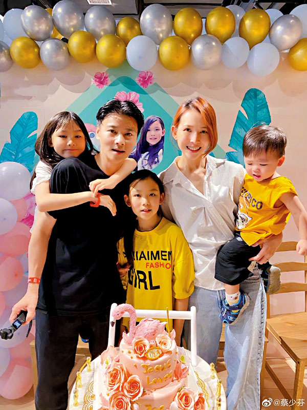 ● 相中蔡少芬與家人望鏡影相，唯獨囝囝皺眉只顧望着蛋糕。