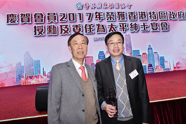 ● 簡松年與何靖合影