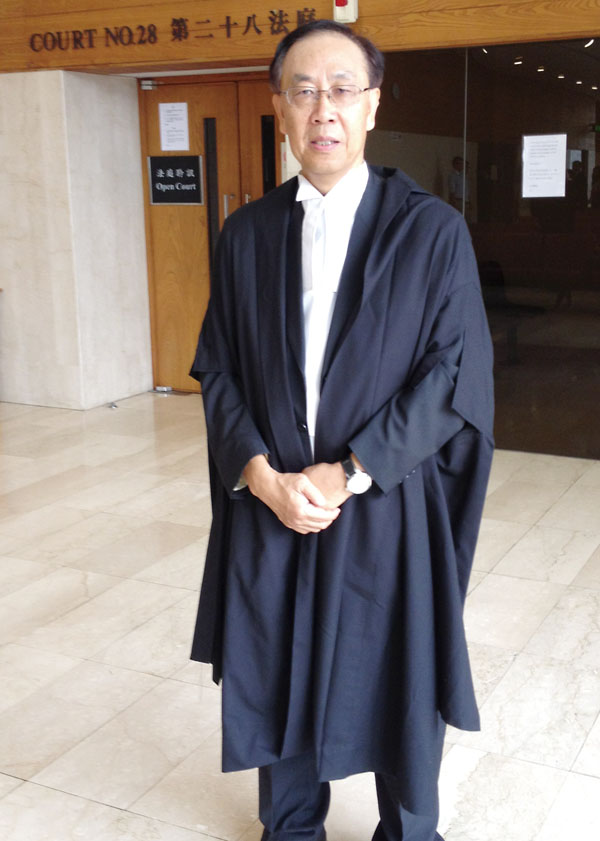 ● 簡松年在第二十八法庭外