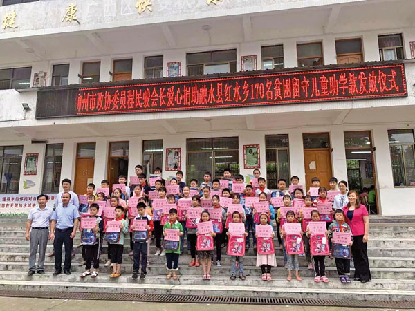 ● 程民駿致力關注內地貧困鄉村，圖為廣西一批留守兒童向他感謝。