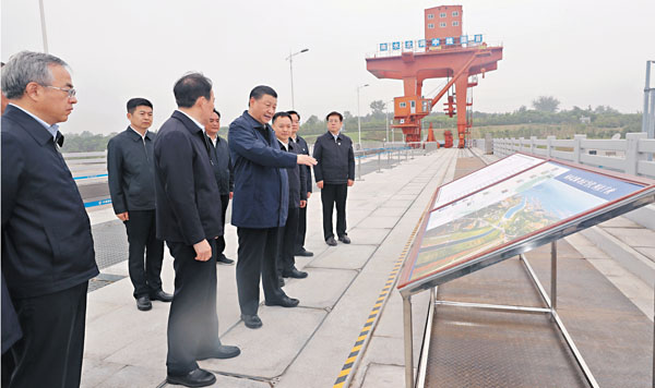 ●習近平聽取南水北調中線工程建設管理運行和水源地生態保護等情況介紹。 新華社