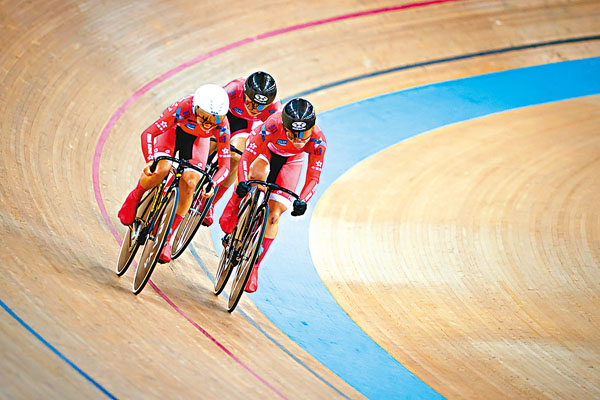 ●楊礎搖(左起)、李慧詩及李海恩昨出戰女子團體競速賽。 單車會圖片