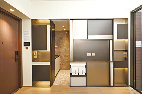 ● 西營盤15 Western Street開放式戶設有一道趟門可作3種用途。