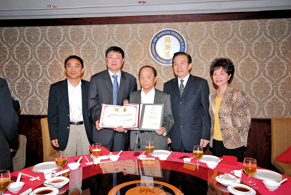 ●時任清華大學常務副校長陳吉寧（左二）、教育基金副理事長楊家慶（右二）與曹光彪（中）及其子曹其東夫婦合影。 資料圖片