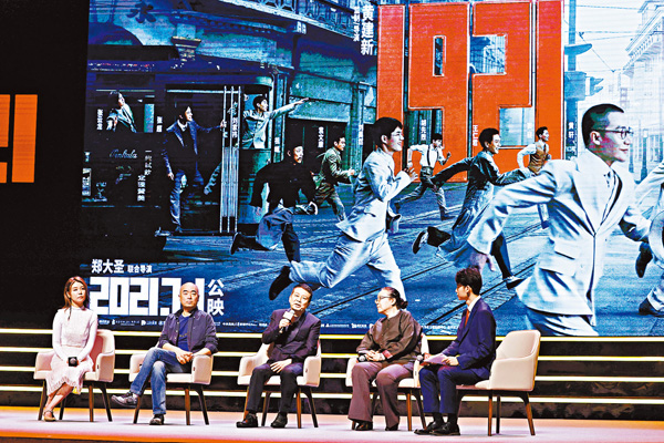 ● 導演黃建新(中)表示，《1921》跟他十年前拍的《建黨偉業》有很大的不同。