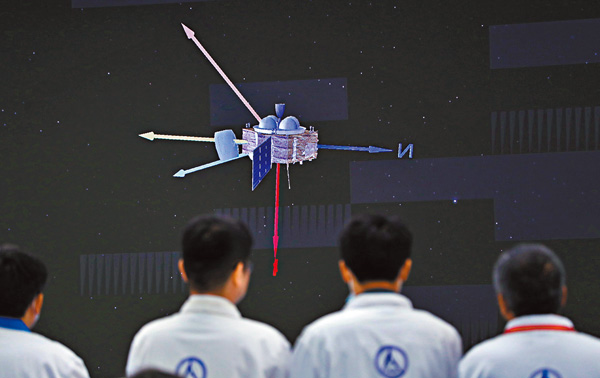 ● 航天科研人員在北京航天飛行控制中心監測「祝融號」火星車工作情況。新華社