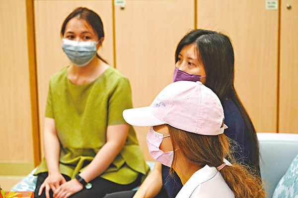 ●Amy（右一）形容這段經歷如同「死過翻生」。 香港文匯報記者  攝